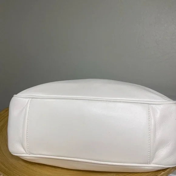 Prada White Tote Bag with Sleek Design - Picture 5 of 12